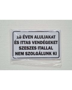 TÁBLA 18 ÉVEN ALULIAKAT ÉS ITTAS VENDÉGEKET SZESZES ITALLAL NEM SZOLGÁLUNK KI, 25X15